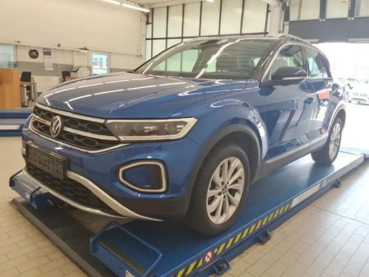 Volkswagen T-Roc 1.5TSI Style DSG Navi LED AHK Blauw - 2