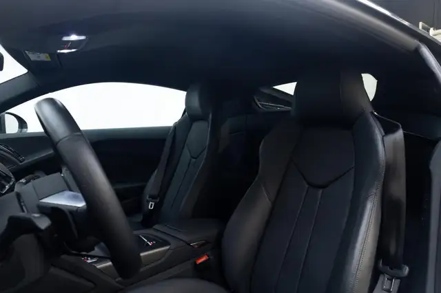 Audi R8 view 5