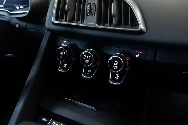 Audi R8 view 9