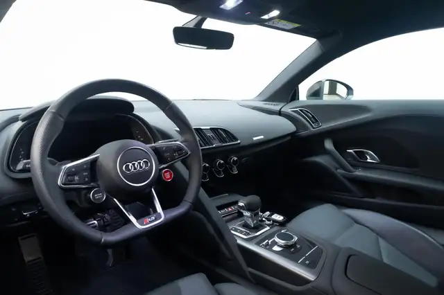 Audi R8 view 4