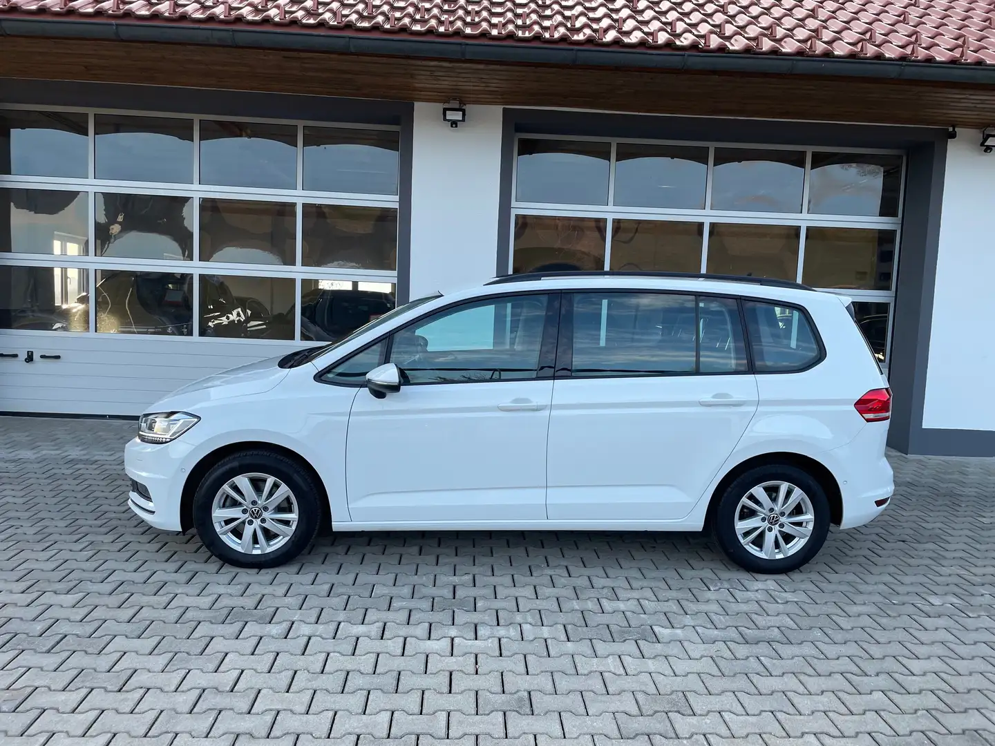 Volkswagen Touran 2,0 TDI DSG Comfortline *AHV*RFK*APP*ACC*LED*SITZH Weiß - 2
