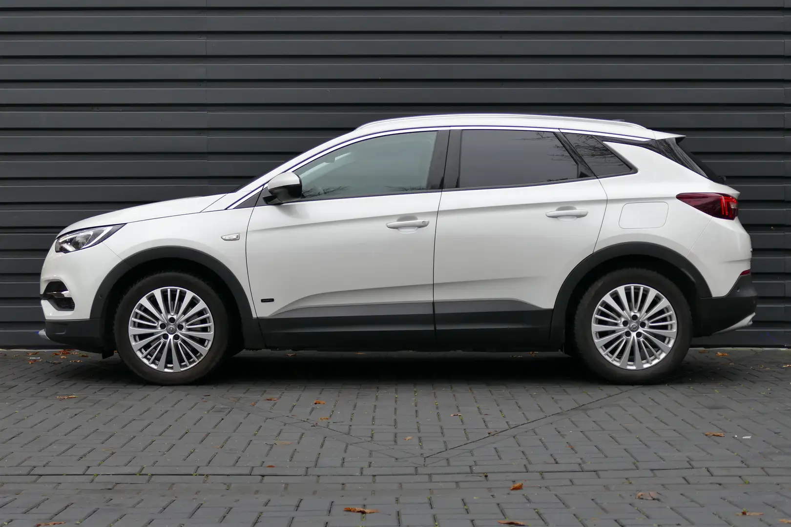Opel Grandland X 1.6 TURBO 225PK HYBRID INNOVATION AUTOMAAT / NAVI Weiß - 2