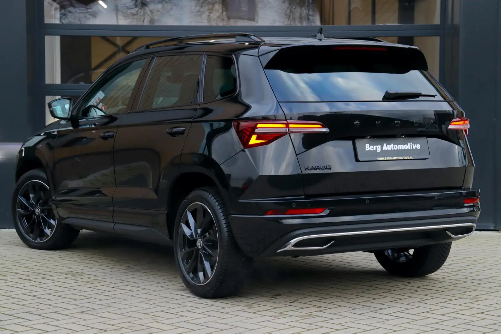 Skoda Karoq 1.5 TSI ACT Sportline Business DSG | Navigatie | M Nero - 2