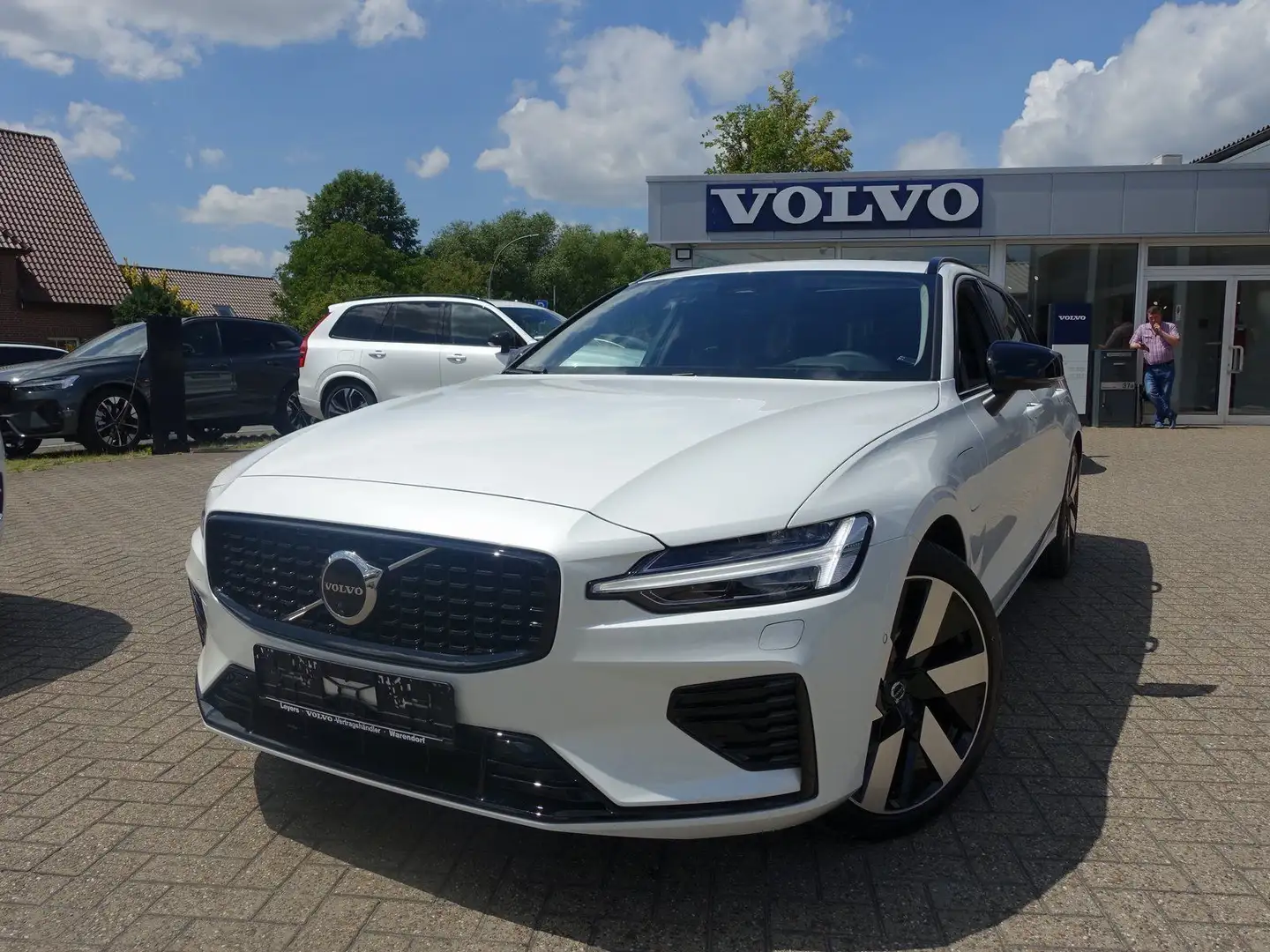 Volvo V60 T6 Ultra Dark AWD Pano/AHK/HUD/360°Cam Weiß - 1