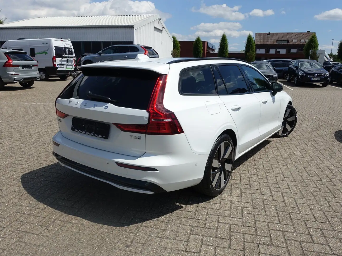 Volvo V60 T6 Ultra Dark AWD Pano/AHK/HUD/360°Cam Weiß - 2