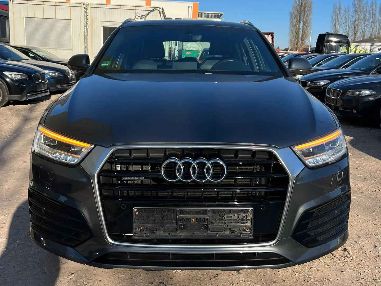 Audi Q3 2.0 TFSI quattro S tronic Grau - 2