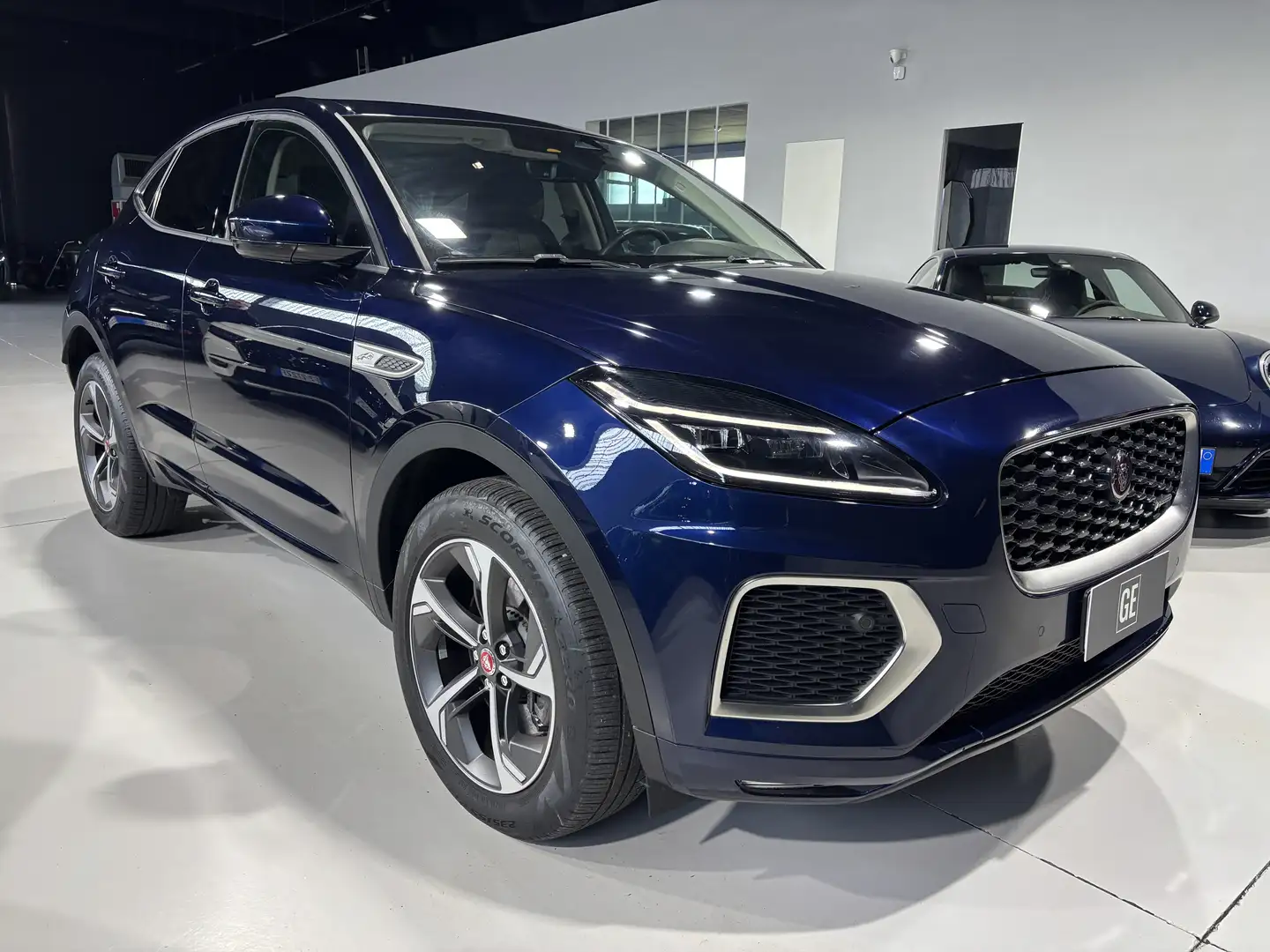 Jaguar E-Pace 2.0d i4 mhev R-Dynamic SE awd 163cv auto Blau - 2