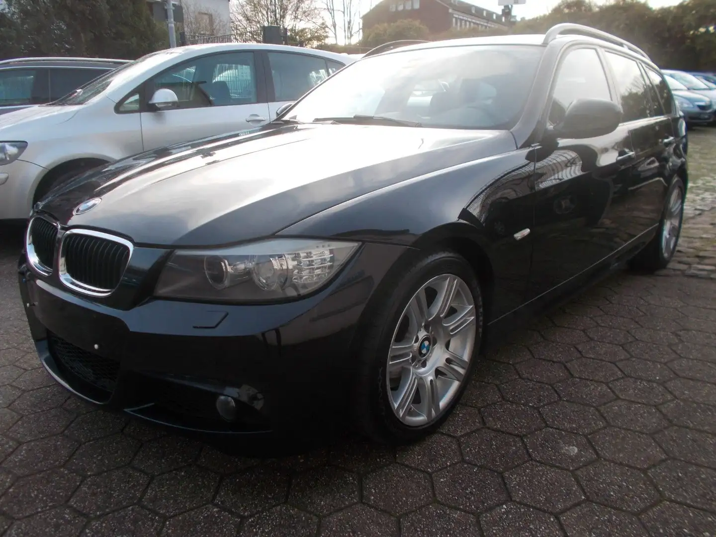 BMW 320 3 Touring 320d M-Paket Zwart - 1
