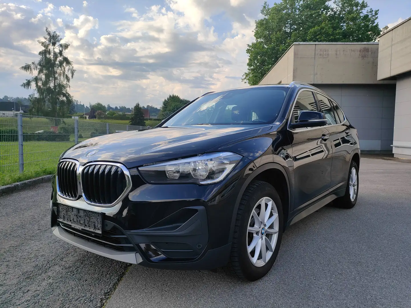 BMW X1 X1 sDrive16d Schwarz - 1