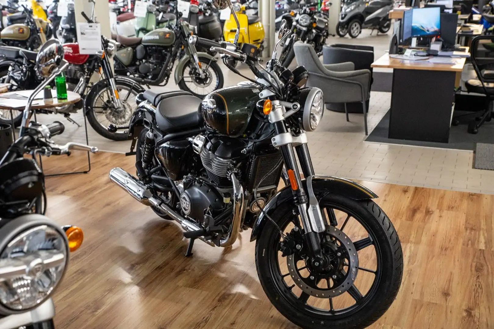 Royal Enfield Super Meteor 650 sofort lieferbar Grün - 2