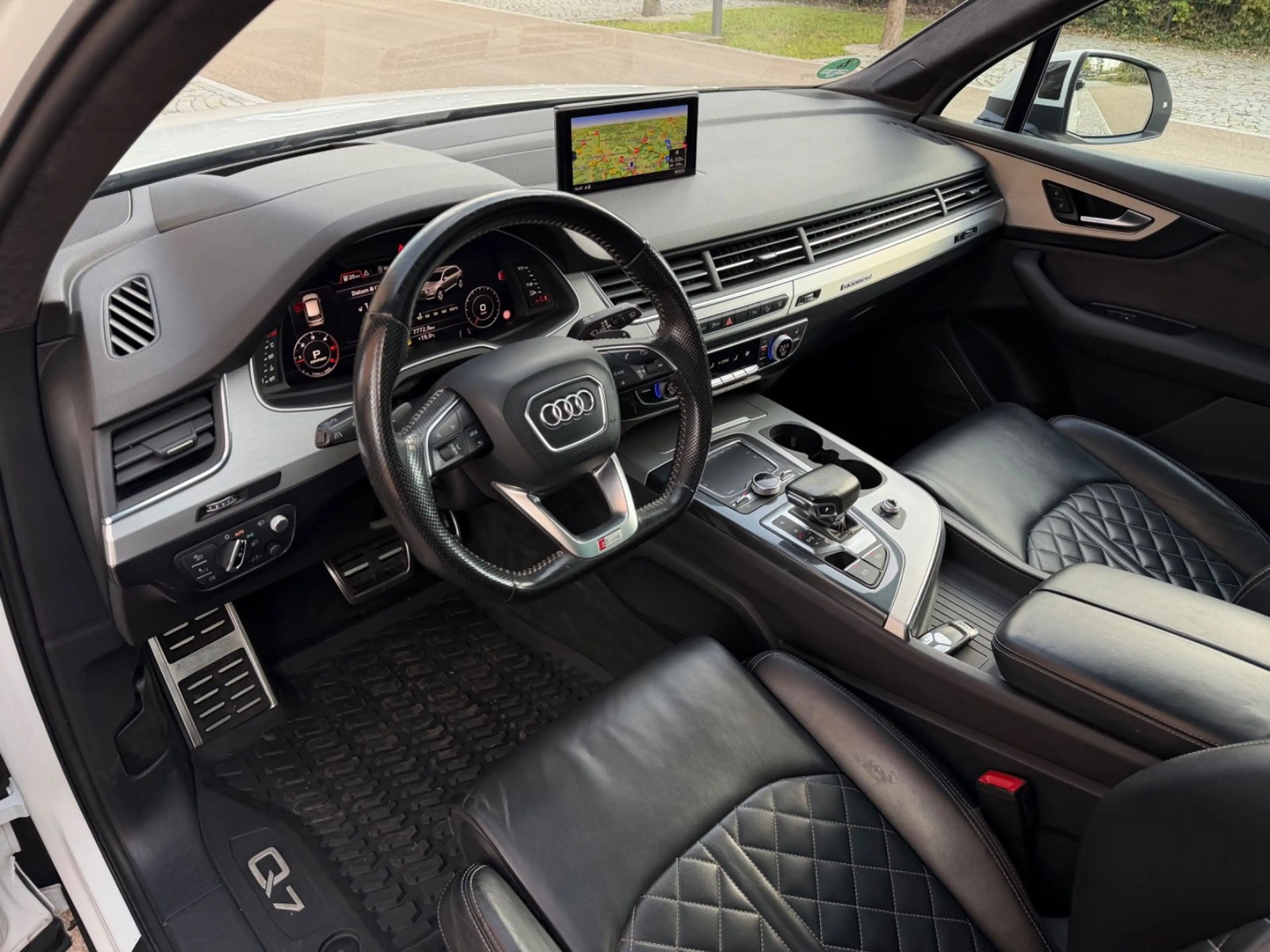 Audi Q7 3.0 TDI S-Line *1.Hand*7 Sitze*Voll*Pano* — photo 9
