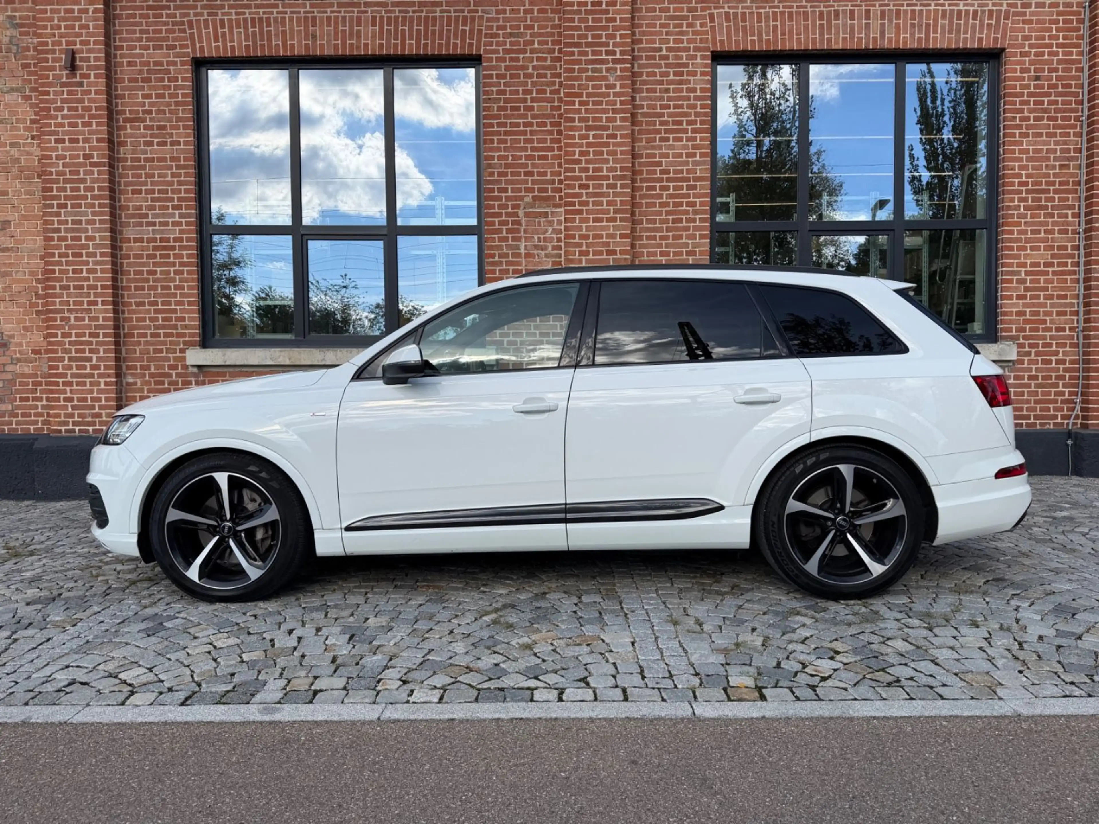 Audi Q7 3.0 TDI S-Line *1.Hand*7 Sitze*Voll*Pano* — photo 5
