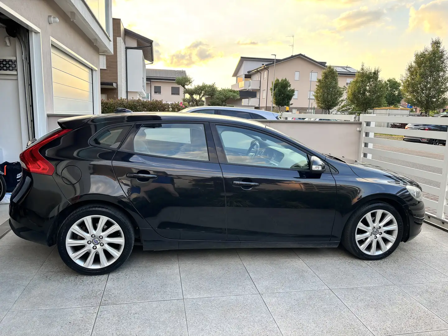 Volvo V40 D2 Kinetic in versione Business crna - 1