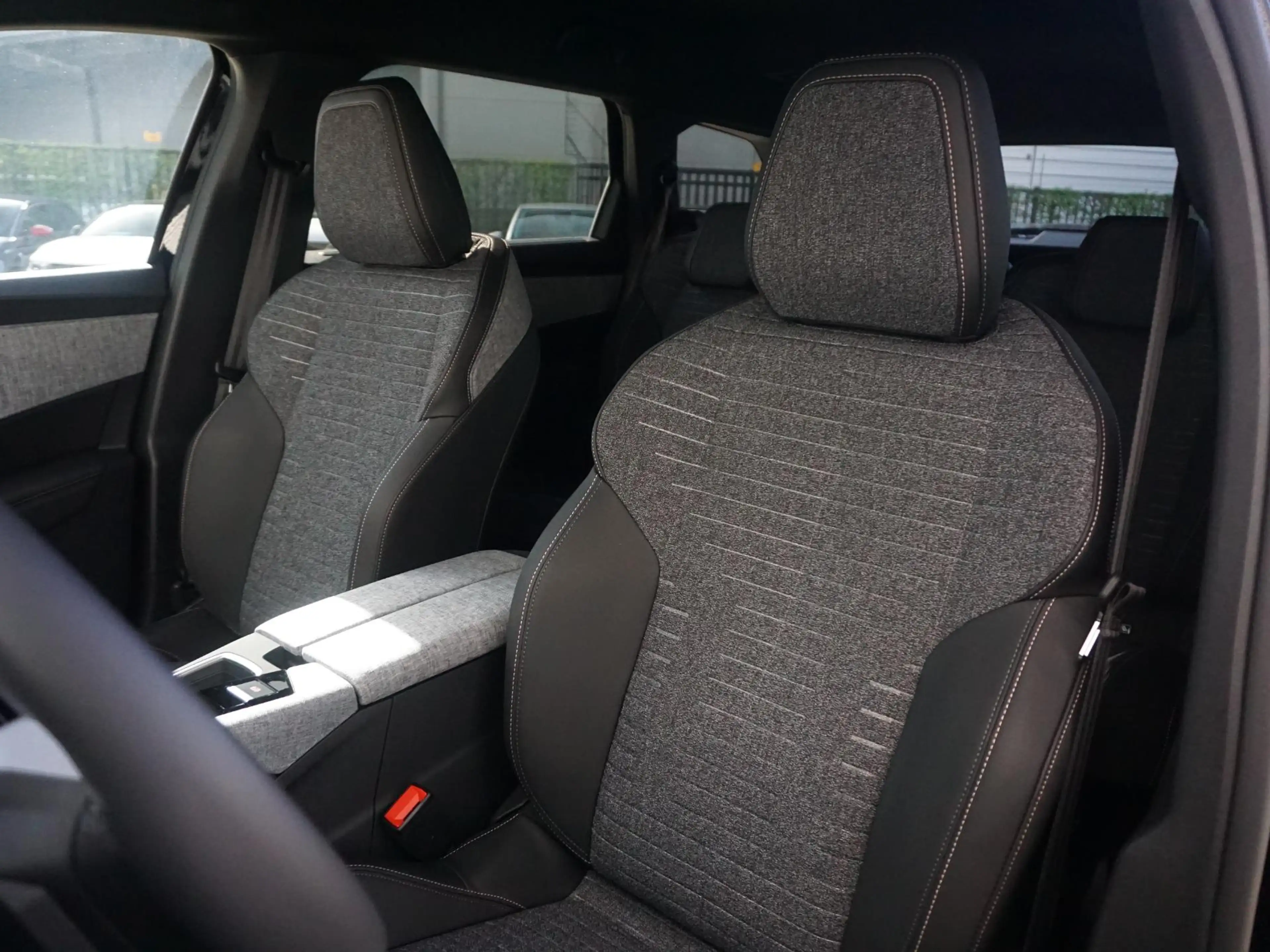 Peugeot 5008 1.6 Plug-in Hybrid 195 Allure 7p Winterpakket — photo 11