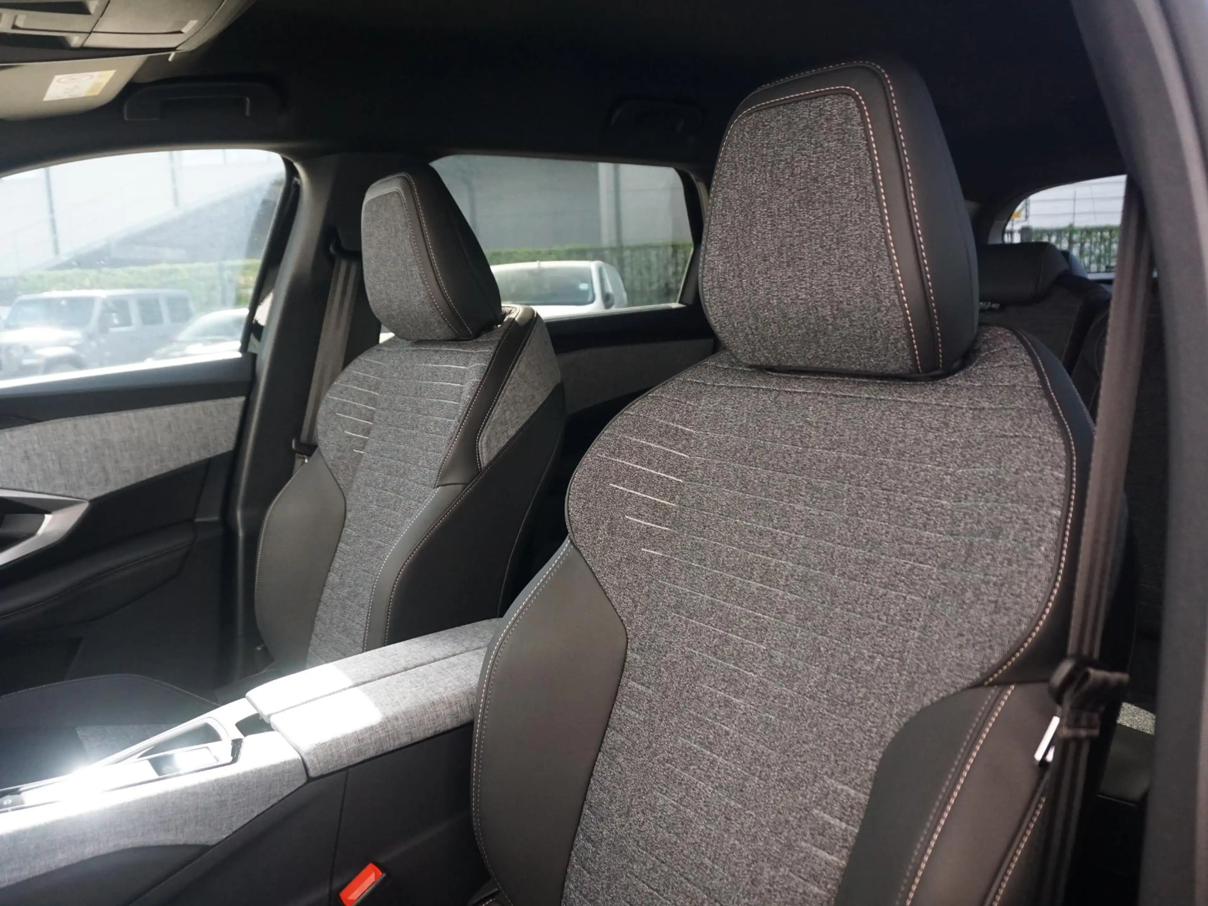 Peugeot 5008 1.6 Plug-in Hybrid 195 Allure 7p Winterpakket — photo 9