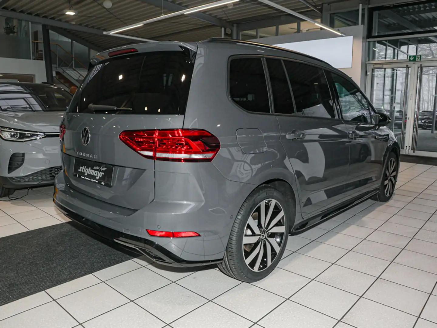 Volkswagen Touran Highline 1,5 TSI DSG AHK Standhzg Alu-18 Gris - 2