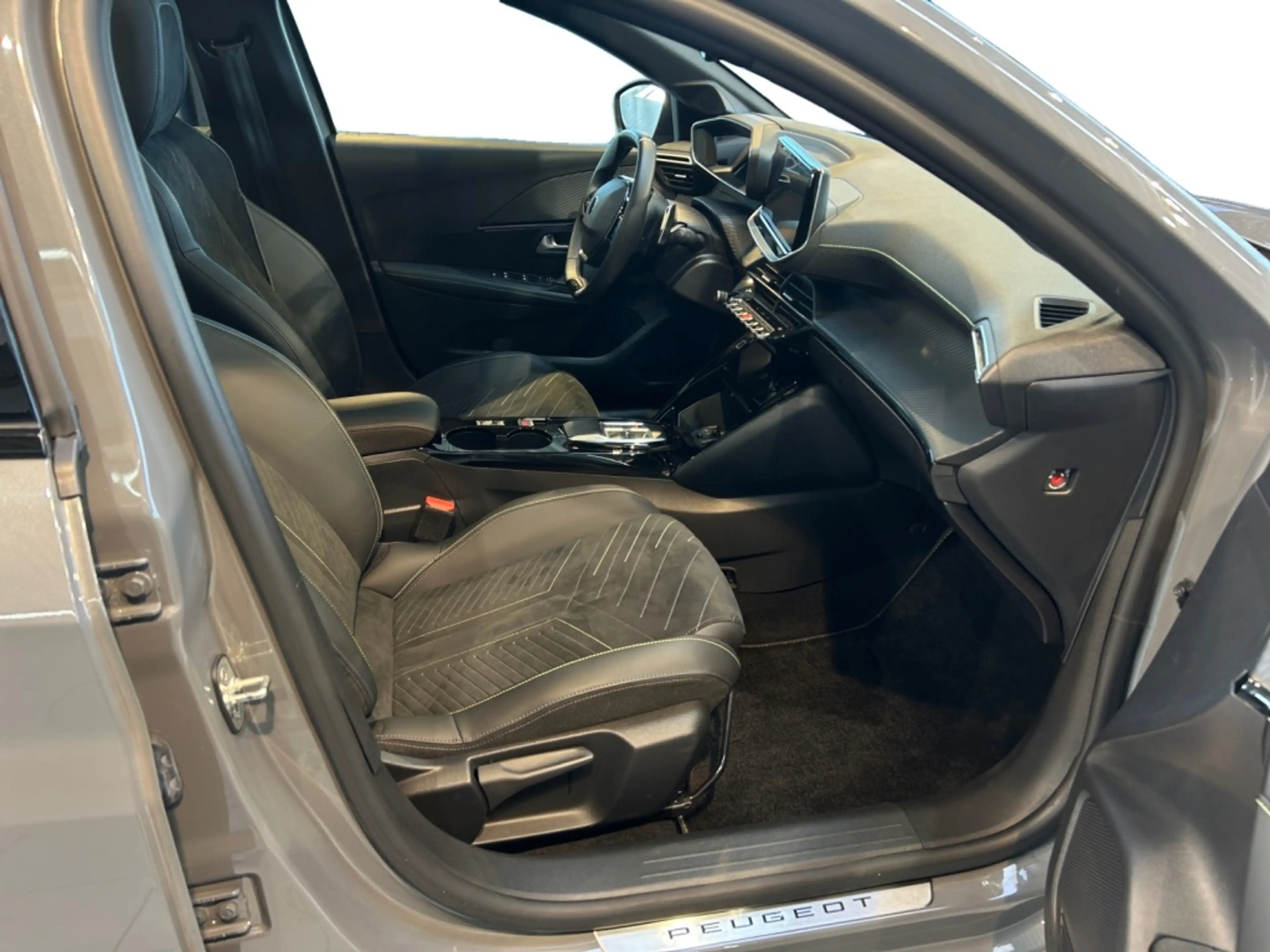 Peugeot 208 1.2 Hybrid 110 GT  Fahrassist+Pano+Cam+LED — photo 9