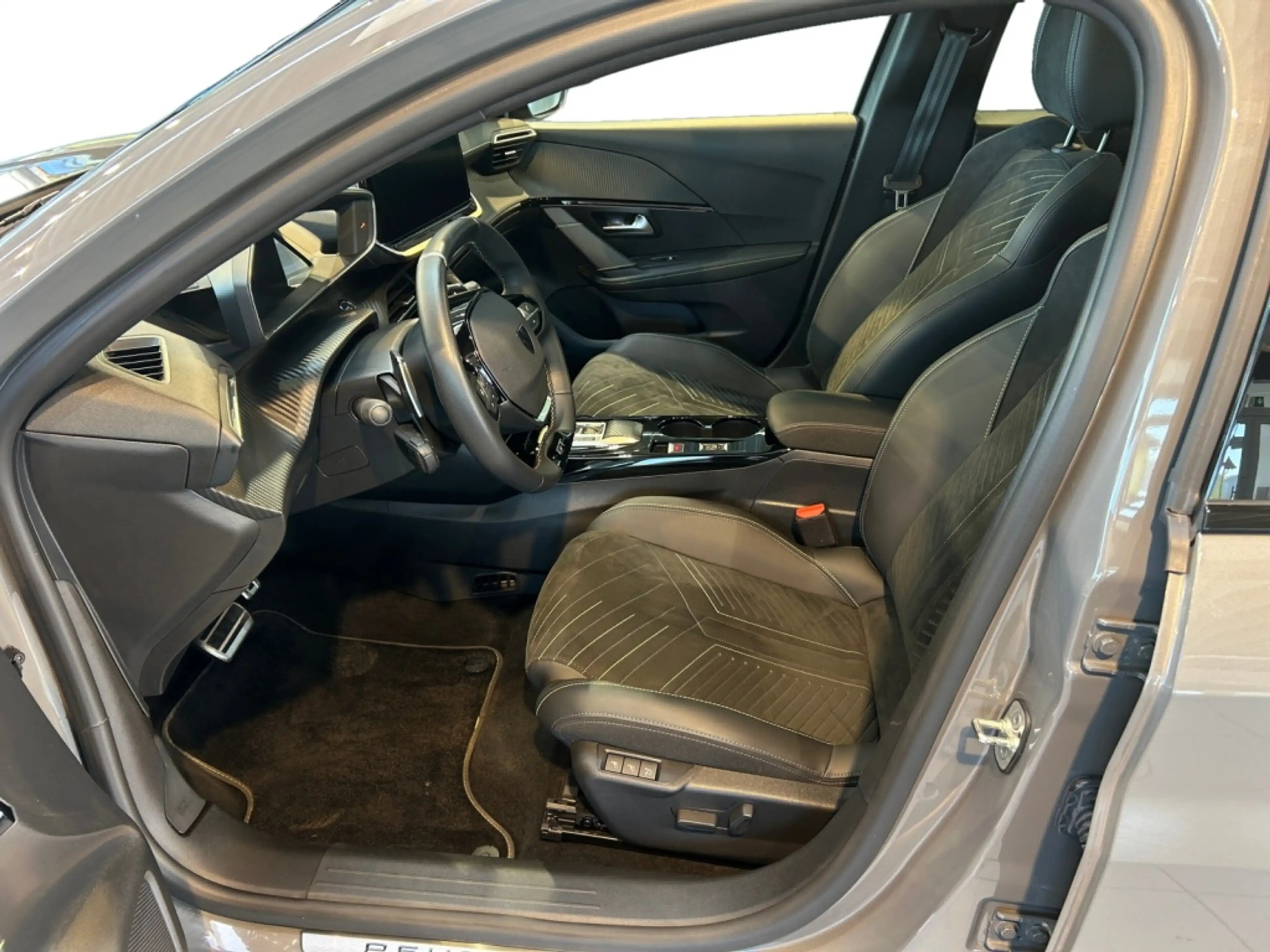 Peugeot 208 1.2 Hybrid 110 GT  Fahrassist+Pano+Cam+LED — photo 8