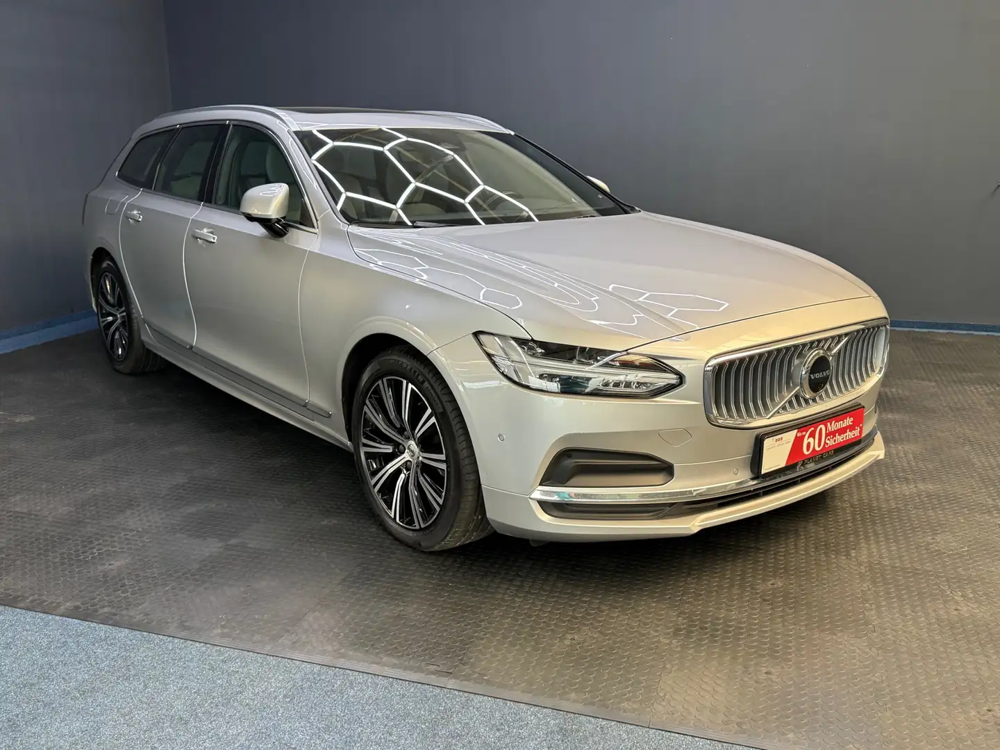 Volvo V90 B5 Inscription AWD*3JGARANTIE*PANO*AHK*1HAND - 1