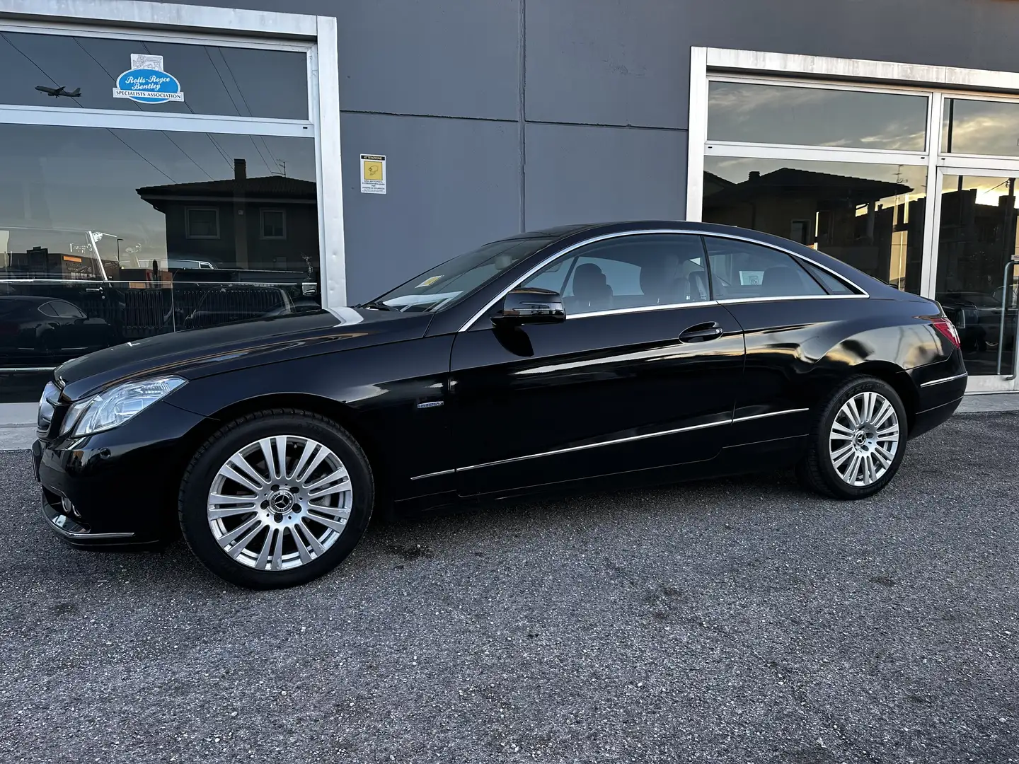 Mercedes-Benz E 200 CGI Schwarz - 2