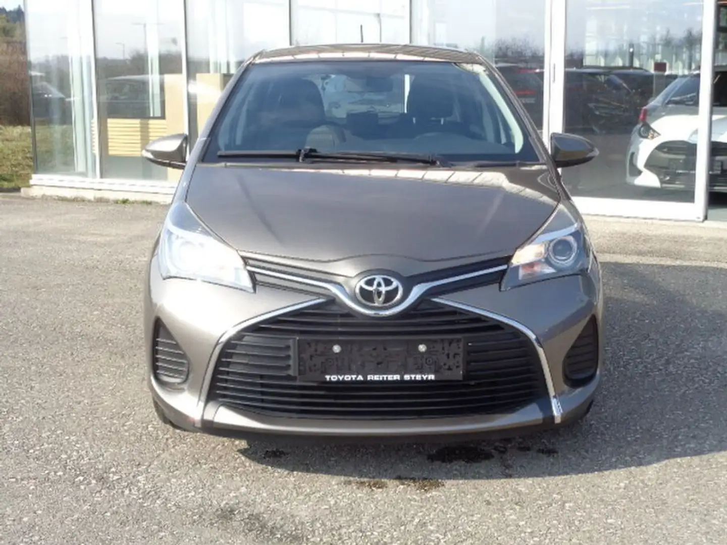 Toyota Yaris 1,0 Active Grau - 2
