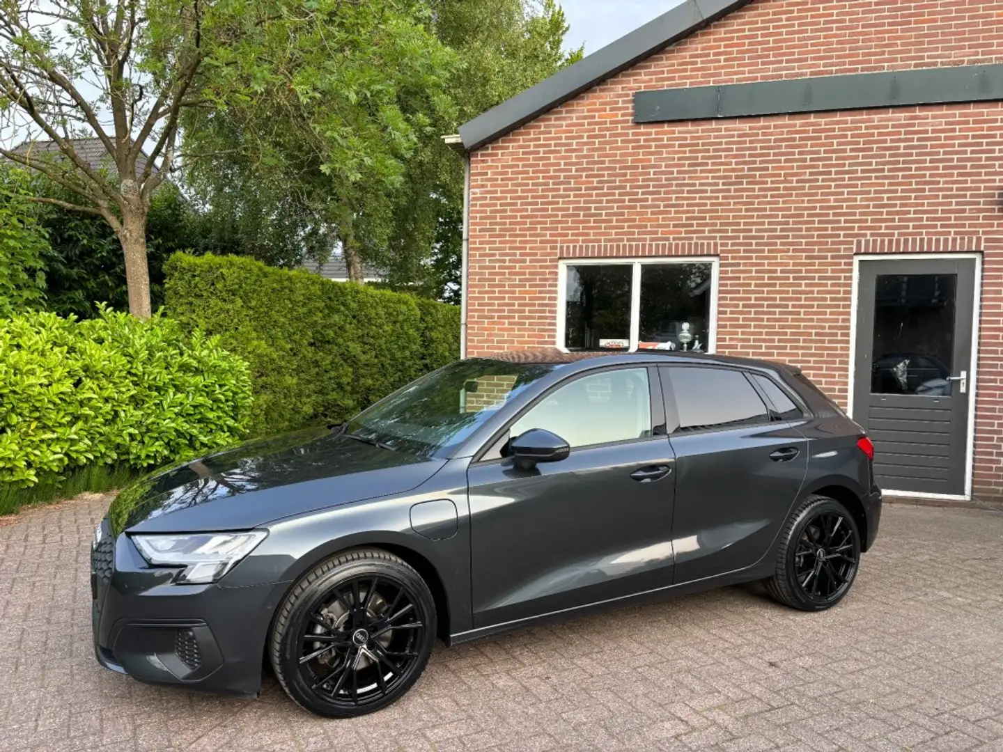 Audi A3 Sportback 40 TFSI e, Led, Pano, B&O Grijs - 2