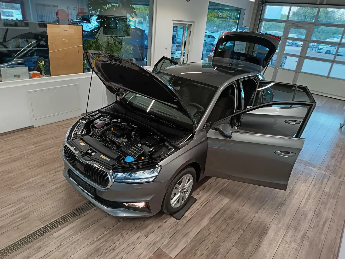 Skoda Fabia 30 Jahre DSG*VORBER.AHK*LED*R-KAM*TEMP*DAB Gris - 2