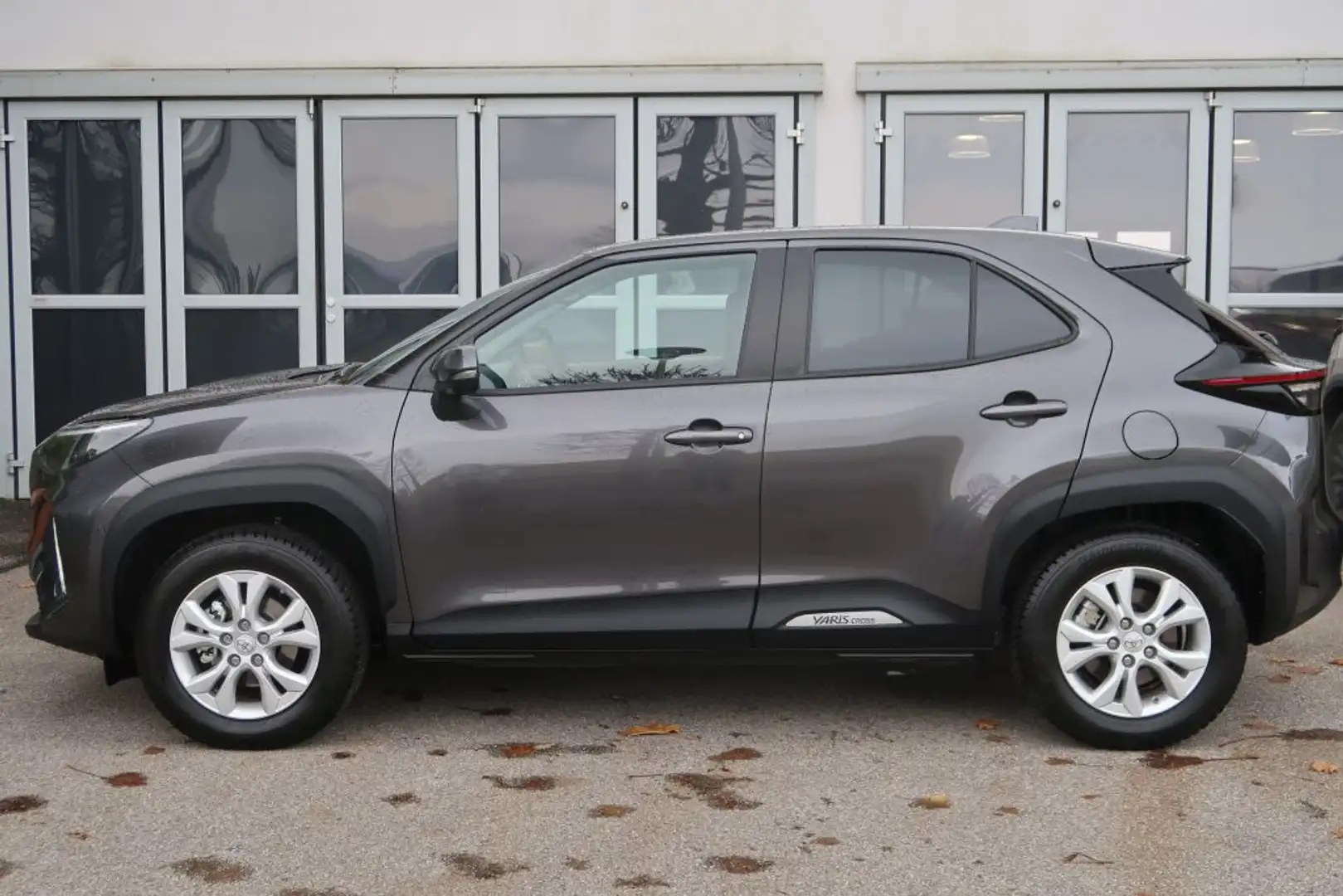 Toyota Yaris Cross Hybrid 1.5 VVT-i Elegant Grau - 2