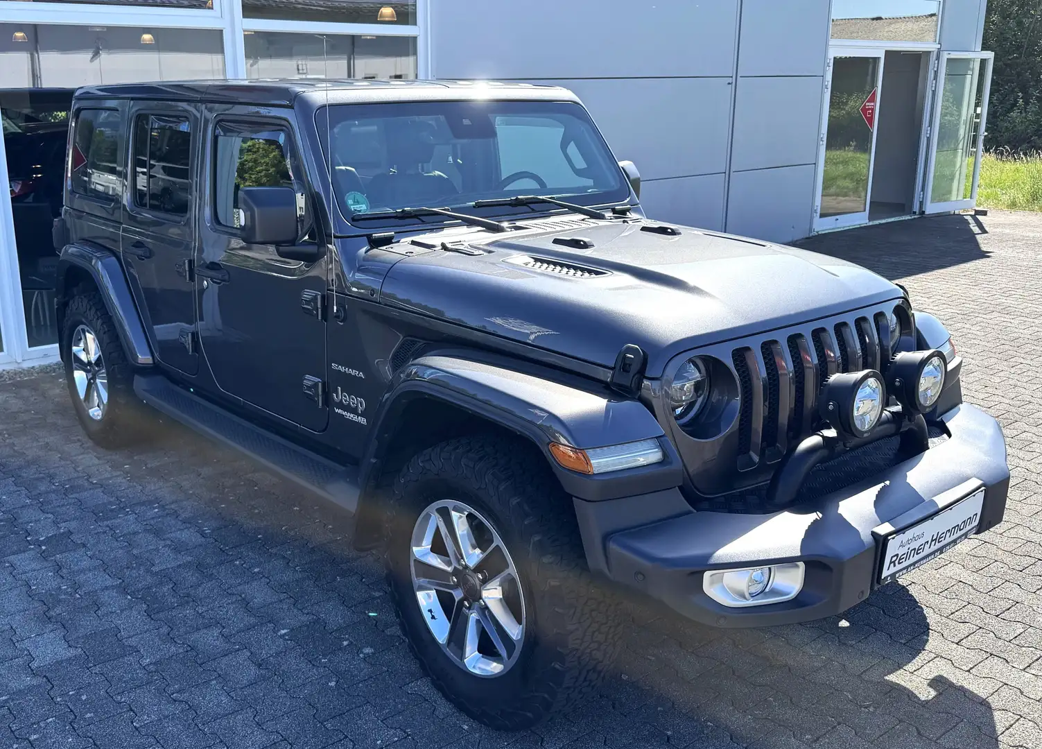 Jeep Wrangler Unlimited 2.0 T-GDI SAHARA AWD AT8 viel Zubehör Grijs - 1