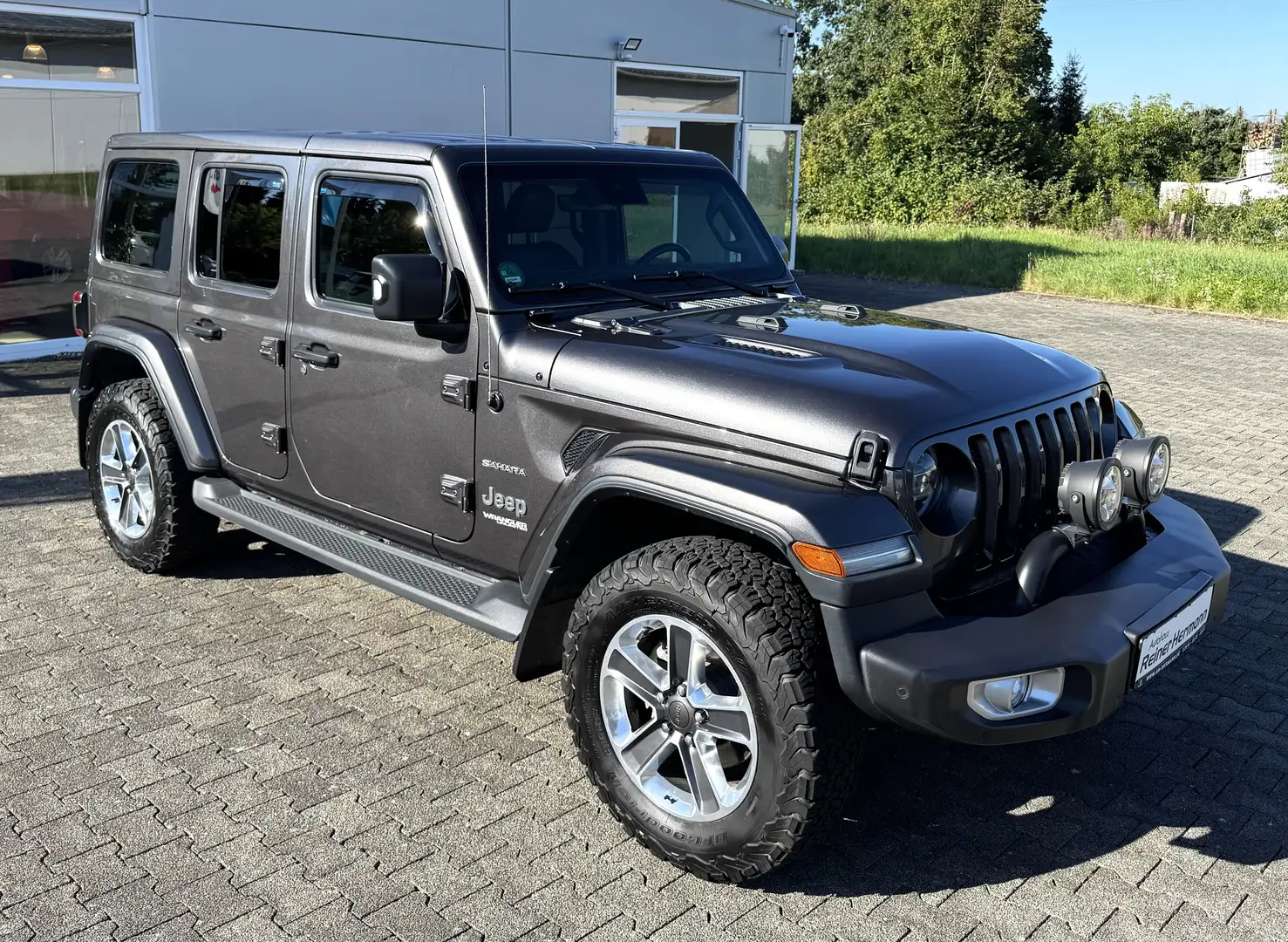 Jeep Wrangler Unlimited 2.0 T-GDI SAHARA AWD AT8 viel Zubehör Grijs - 2