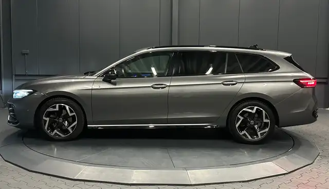 Volkswagen Passat view 2