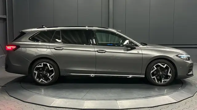 Volkswagen Passat view 6