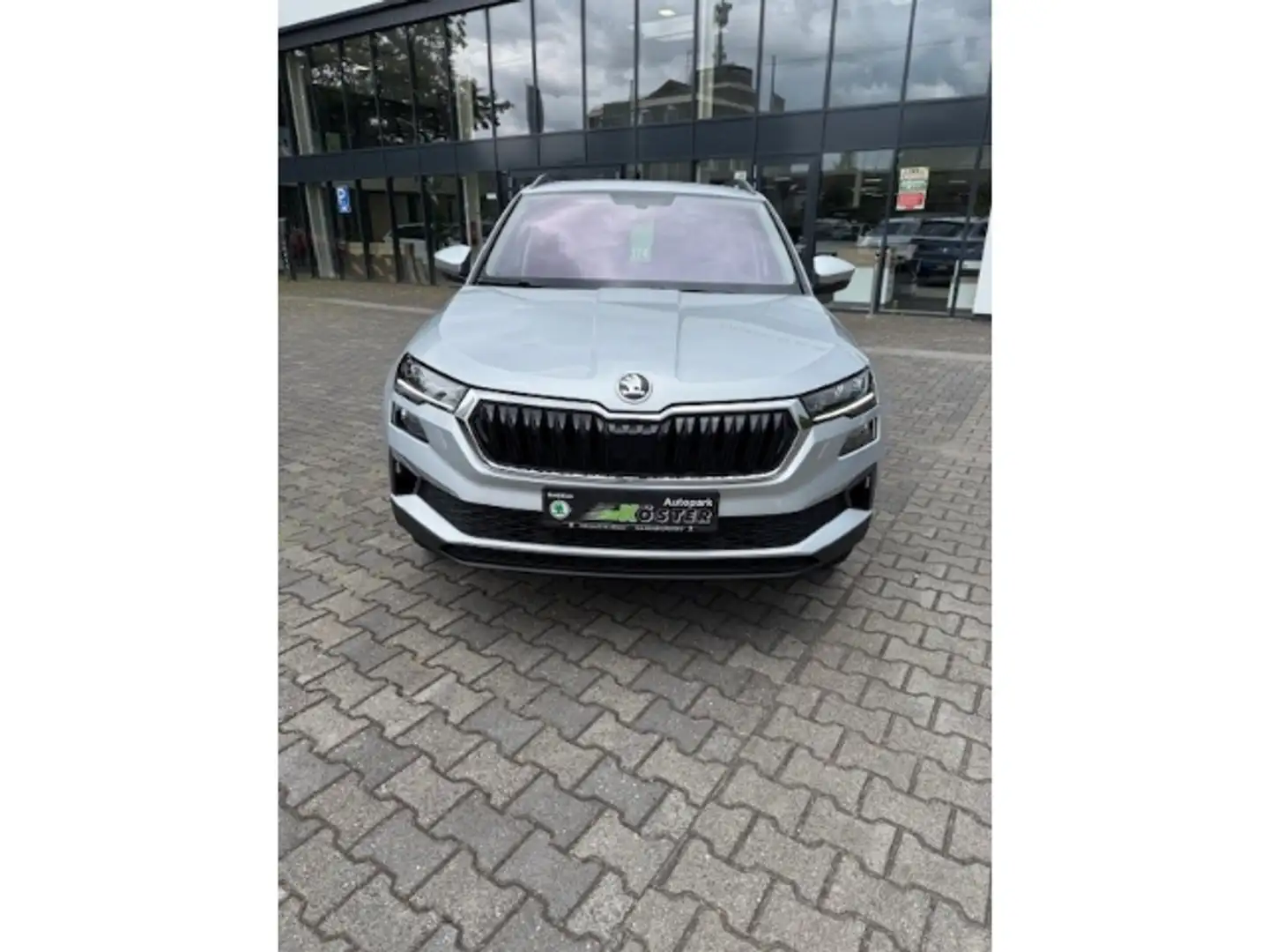 Skoda Karoq Tour 1.5 TSI ACT DSG Navi Pannoramadach Silber - 2