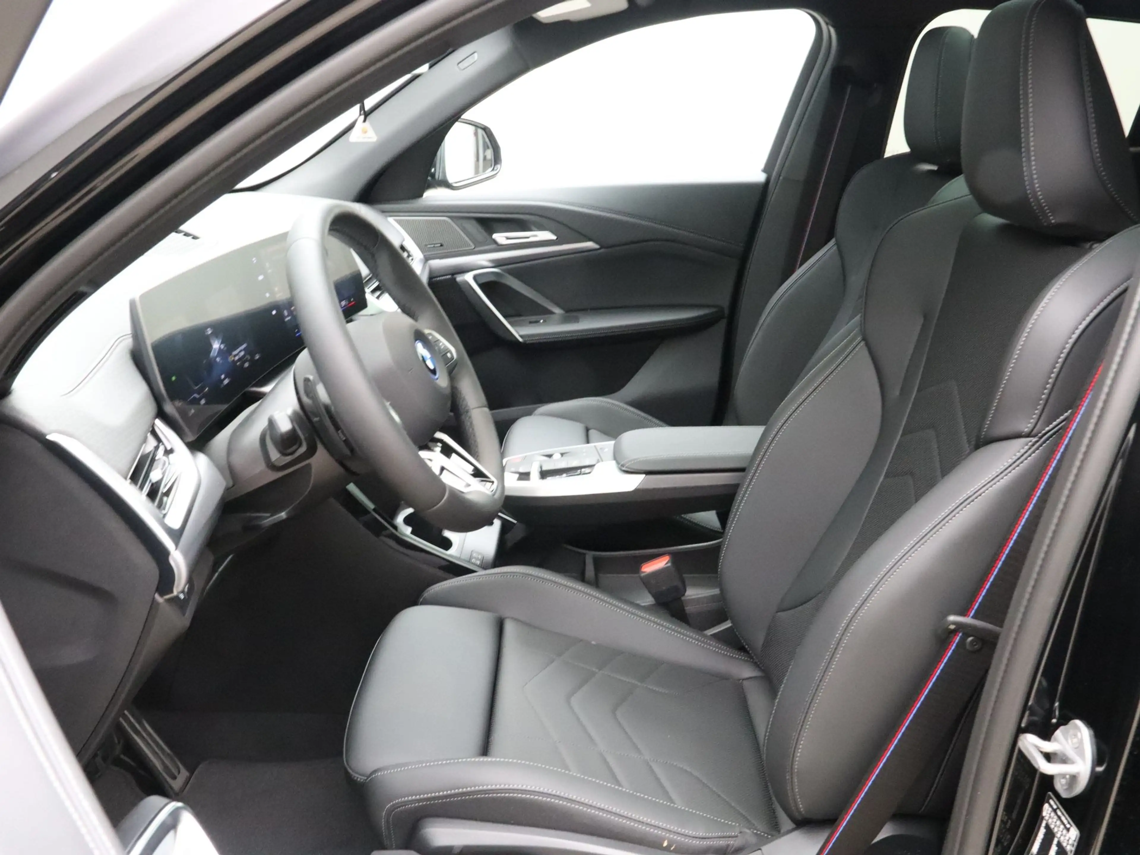 BMW iX2 eDrive20 M Sport Pro 67 kWh — photo 12