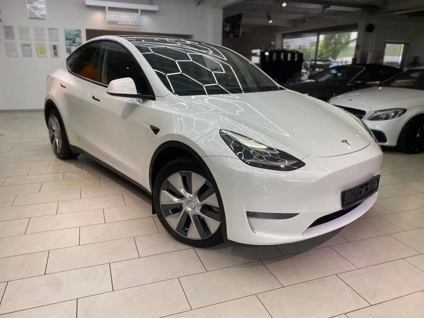 Tesla Model Y Dual Motor Leder Navi RueFaKa Pano Tempo PDC SHZ u Weiß - 1