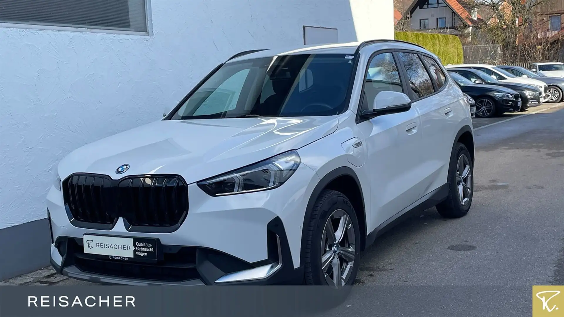 BMW X1 xDrive30e Navi AHK DKG Keyless adaptLED RFK Weiß - 1