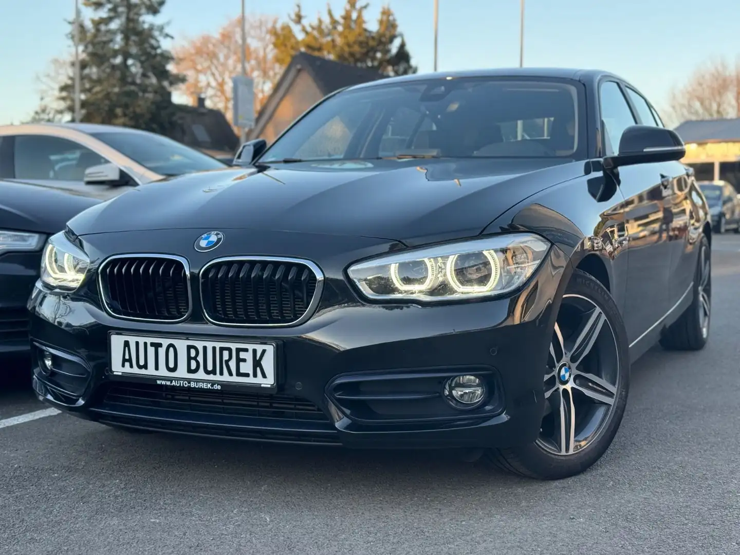 BMW 118 i 5trg Sport Line Navi Leder LED PDC MFL Shz Zwart - 1