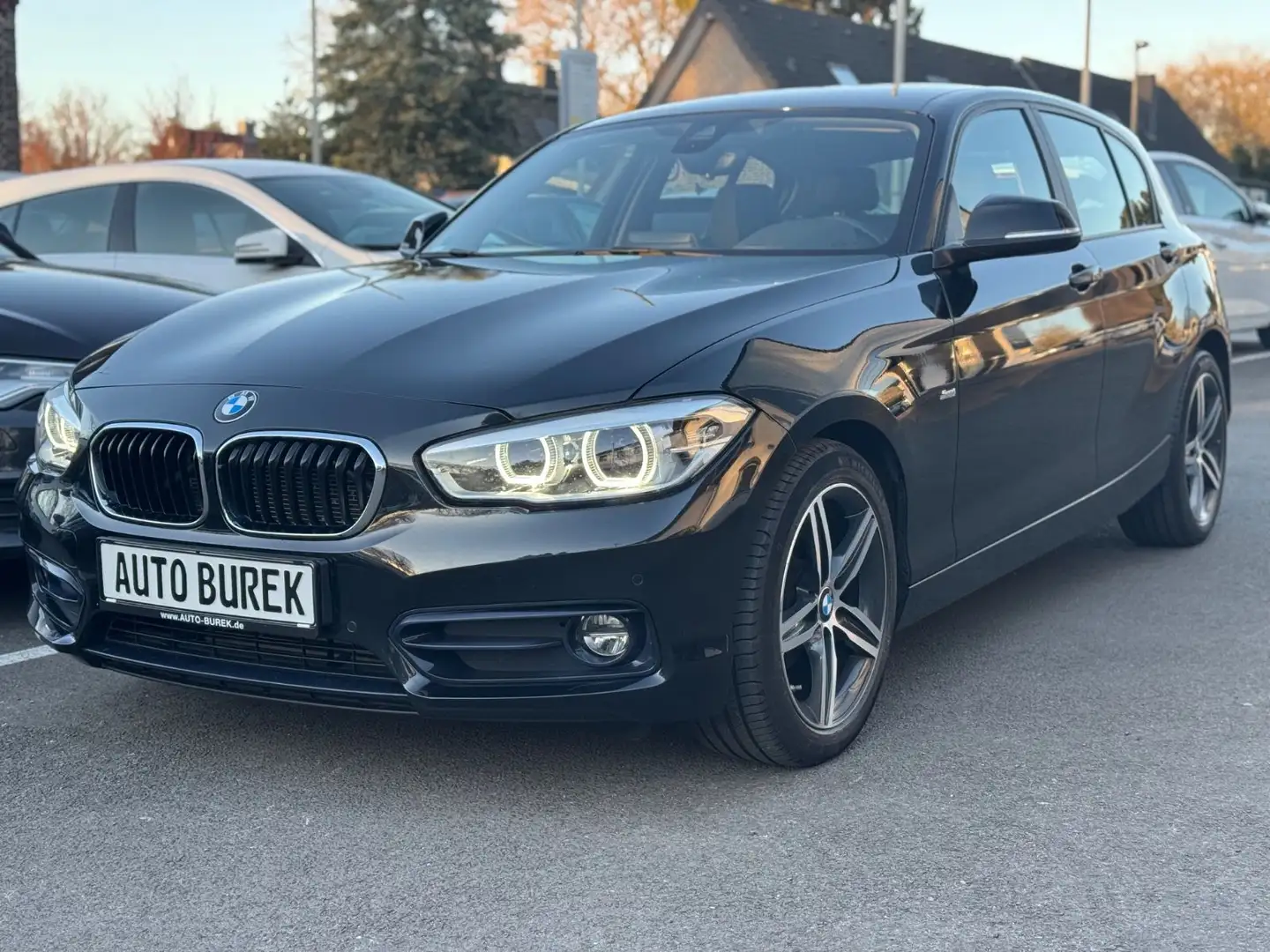 BMW 118 i 5trg Sport Line Navi Leder LED PDC MFL Shz Zwart - 2