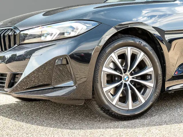 BMW 3 Series view 22
