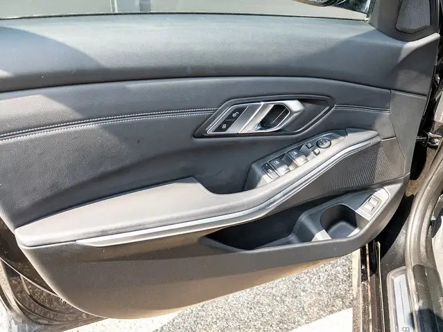 BMW 3 Series view 16