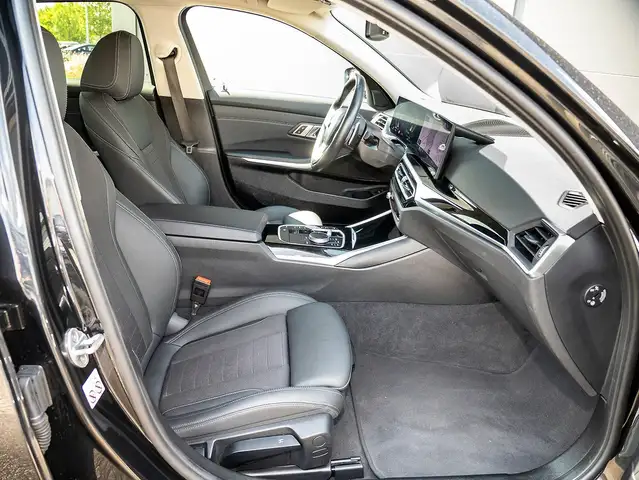 BMW 3 Series view 4