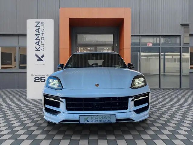 Porsche Cayenne view 3