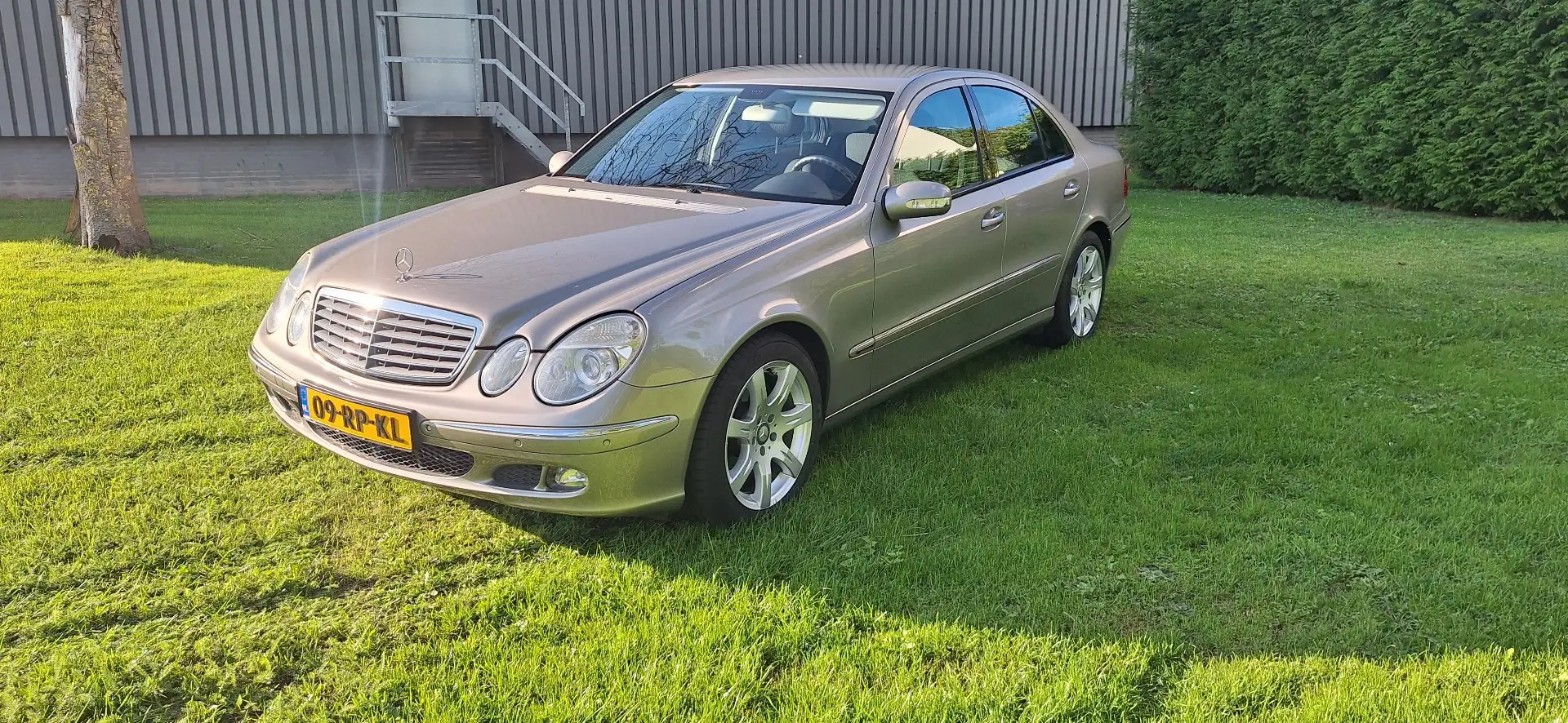 Mercedes-Benz E 240 Elegance Zilver - 1