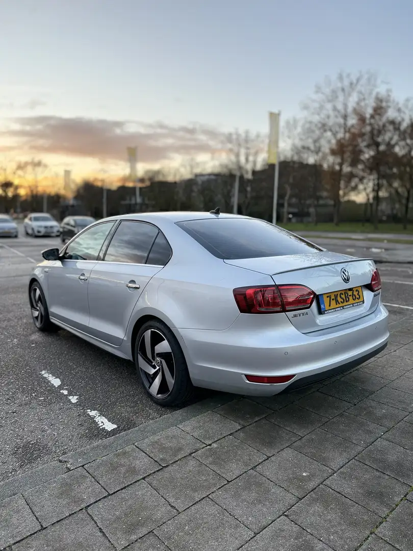 Volkswagen Jetta 1.4 TSI Hybr Highl Grijs - 2