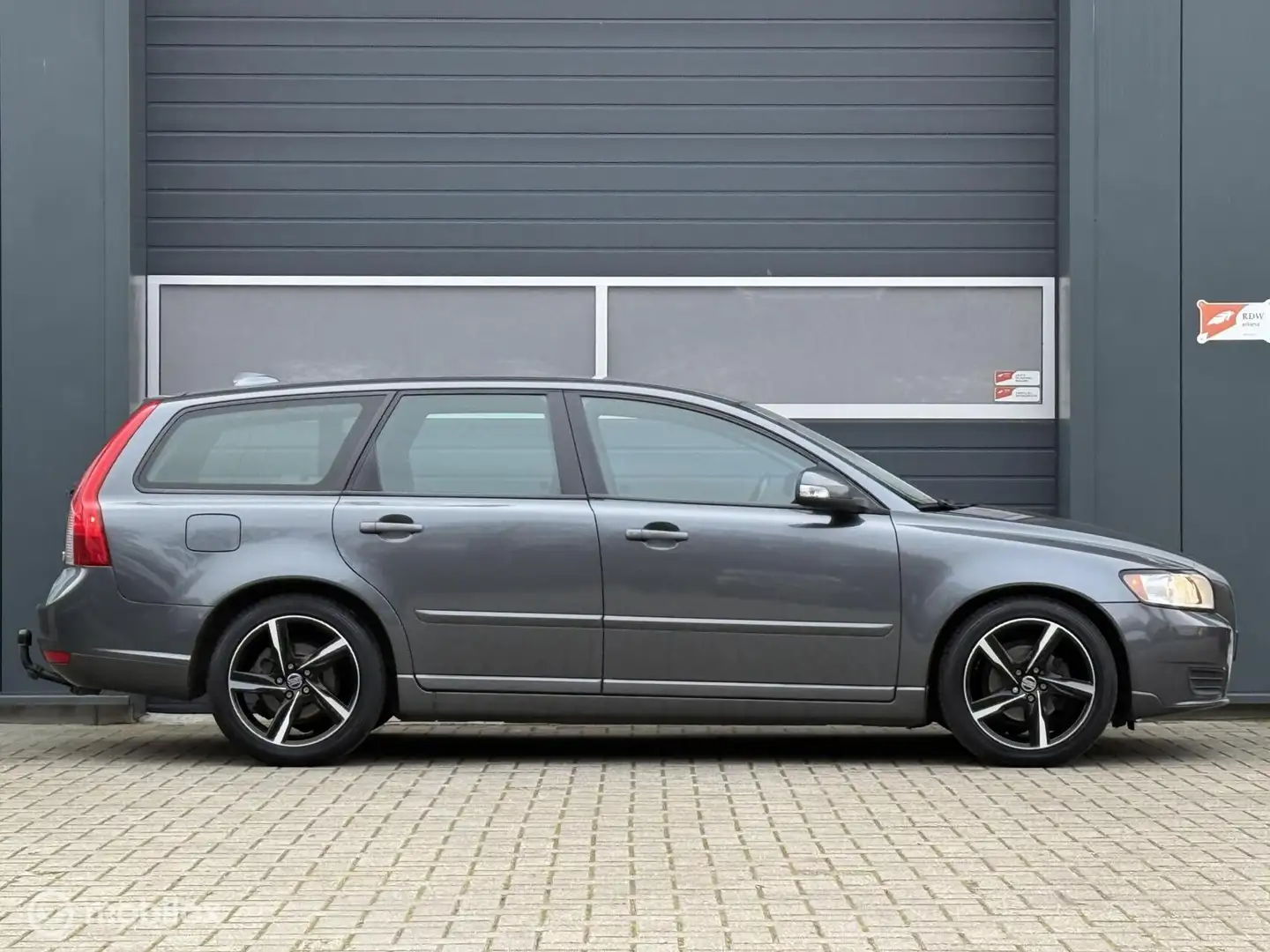Volvo V50 1.6 D2 Kinetic -Navigatie-Trekhaak-Clima Gris - 1