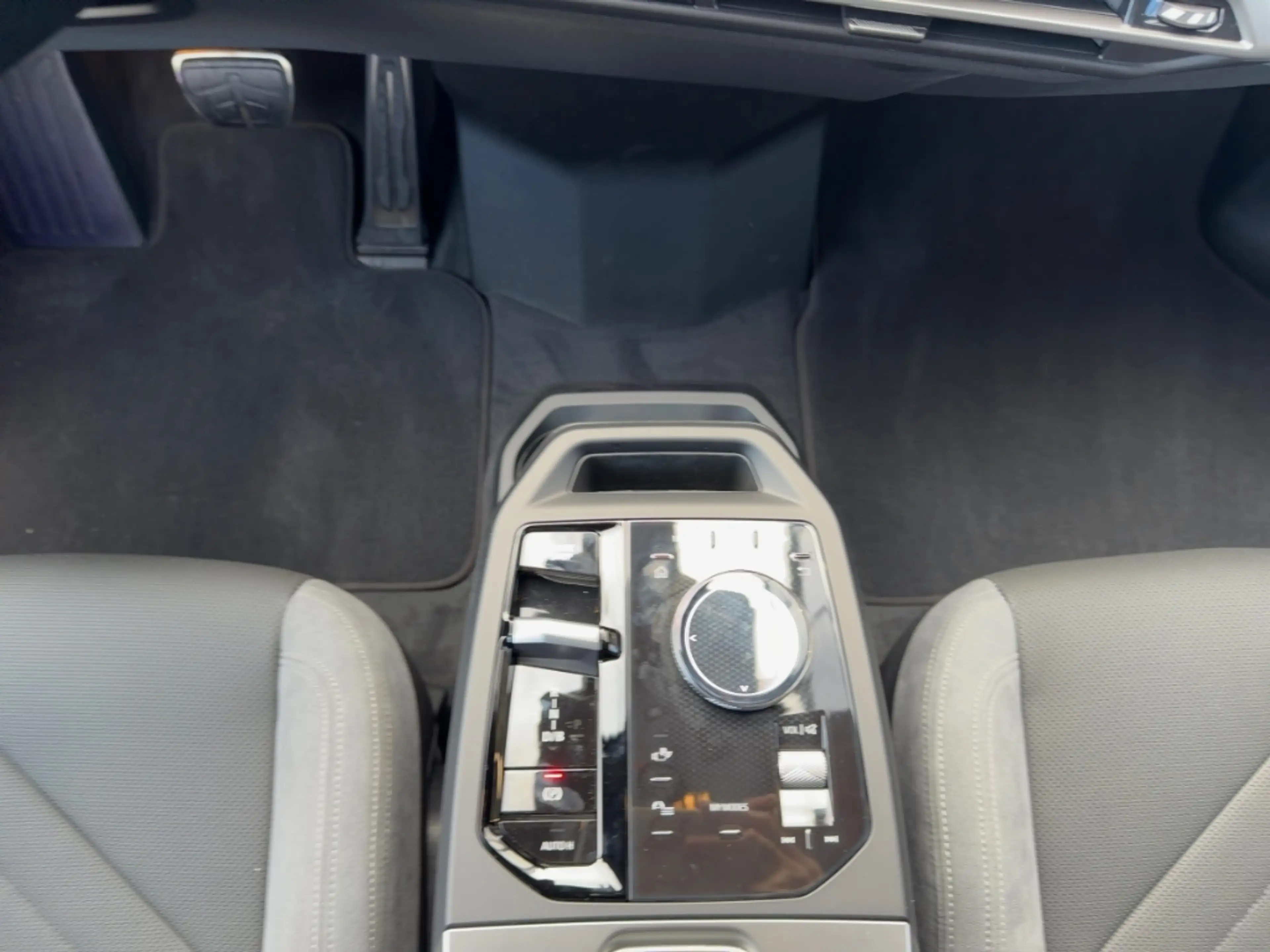 BMW iX xDrive 45 Sportpaket HUD StandHZG AHK-klappbar AHK — photo 12