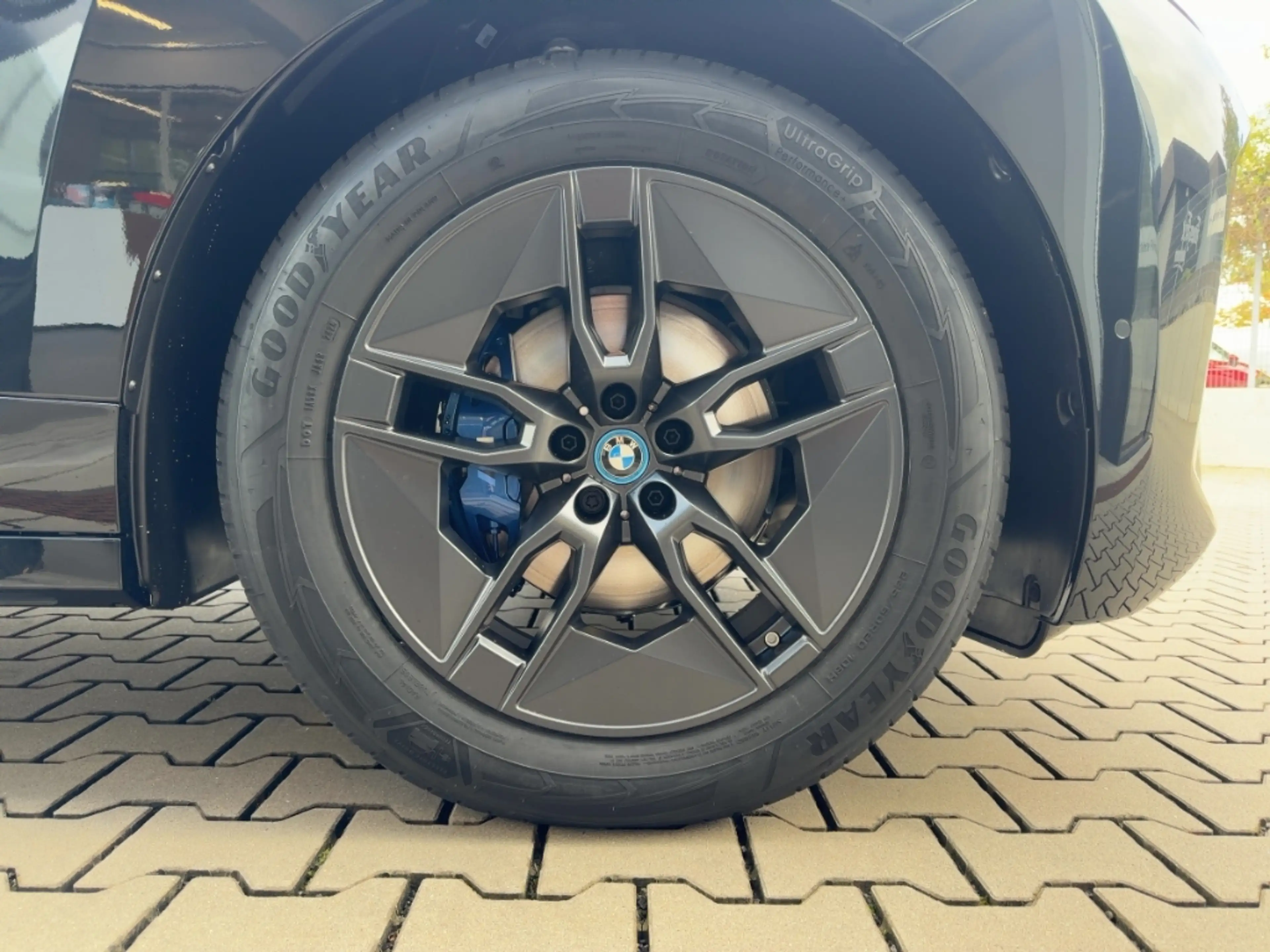 BMW iX xDrive 45 Sportpaket HUD StandHZG AHK-klappbar AHK — photo 14