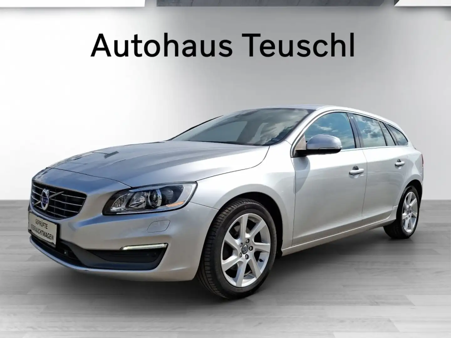 Volvo V60 D2 Momentum Silber - 1