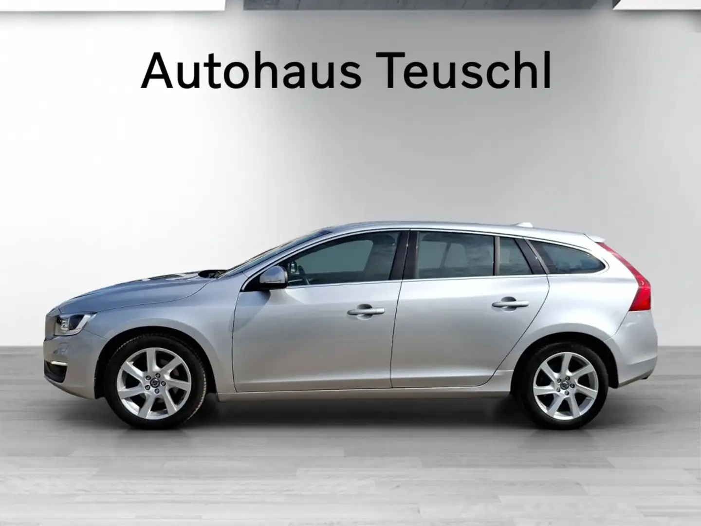 Volvo V60 D2 Momentum Silber - 2