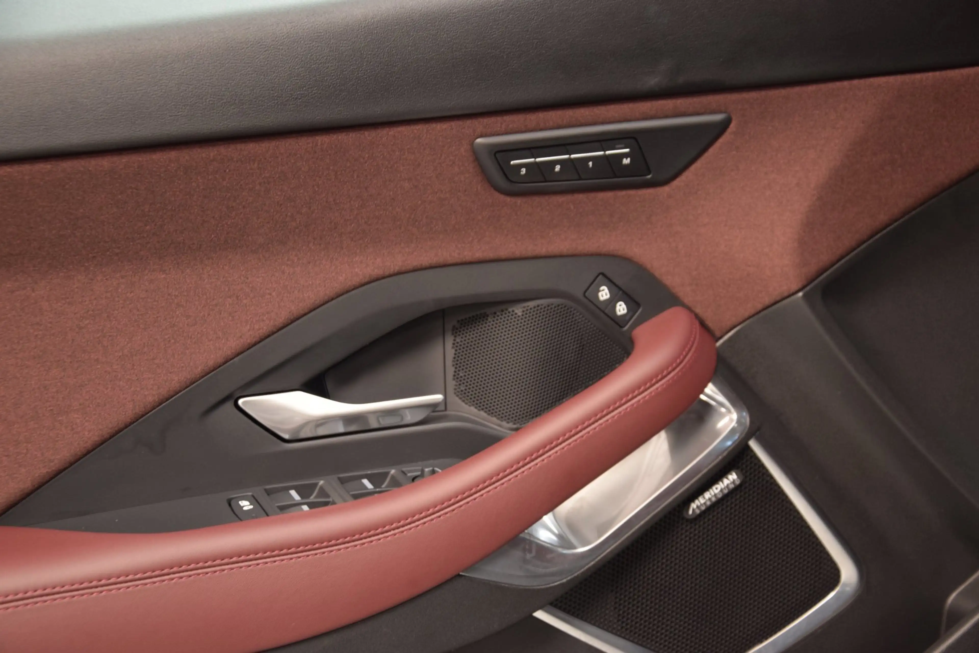 Jaguar E-Pace 1.5 P270e R-Dynamic HSE Navi|Leder|1e Eig|Dealer O — photo 24